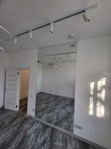 Установка витринных стекол