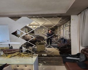 Зеркальное панно в гостиной