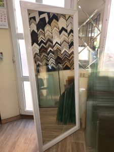 Зеркало в гладкой белой раме