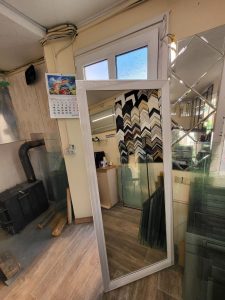 Зеркало в гладкой белой раме